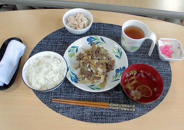 牛肉とごぼうの柳川煮と大根サラダ
