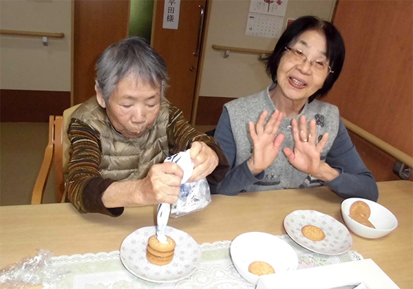 ビスケットケーキ作り♪