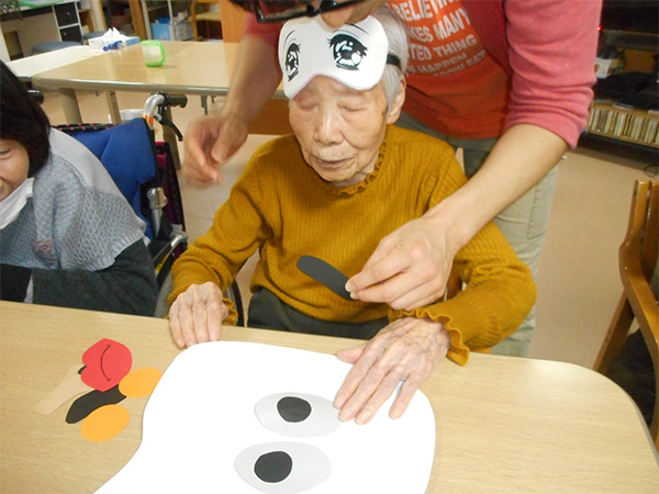 お正月らしく福笑い