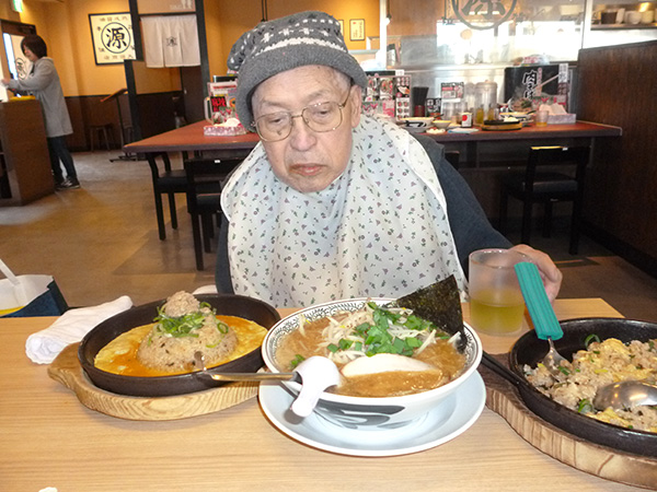 ラーメン食べてコーヒー専門店でくつろぐ