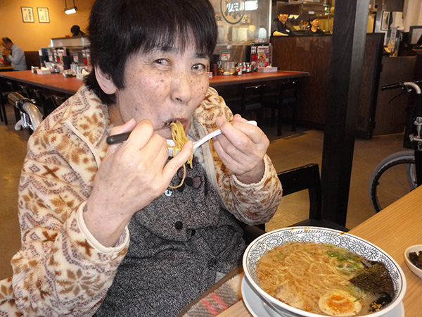 ラーメン食べてコーヒー専門店でくつろぐ