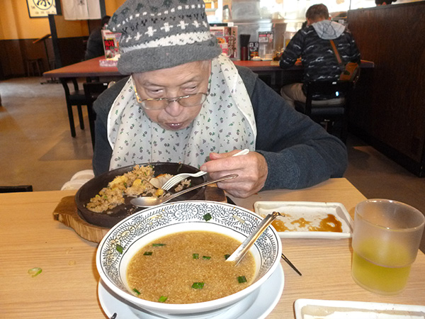 ラーメン食べてコーヒー専門店でくつろぐ