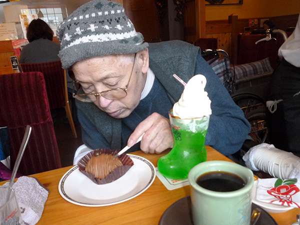 ラーメン食べてコーヒー専門店でくつろぐ