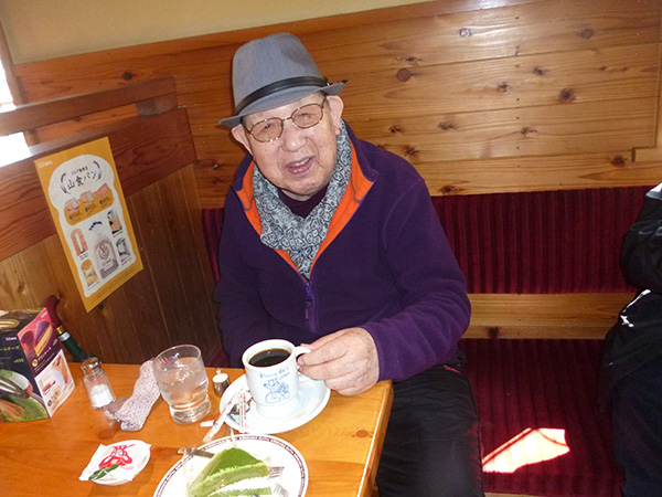 ラーメン食べてコーヒー専門店でくつろぐ