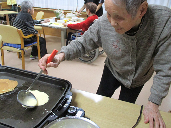 おやつにクレープづくり♪