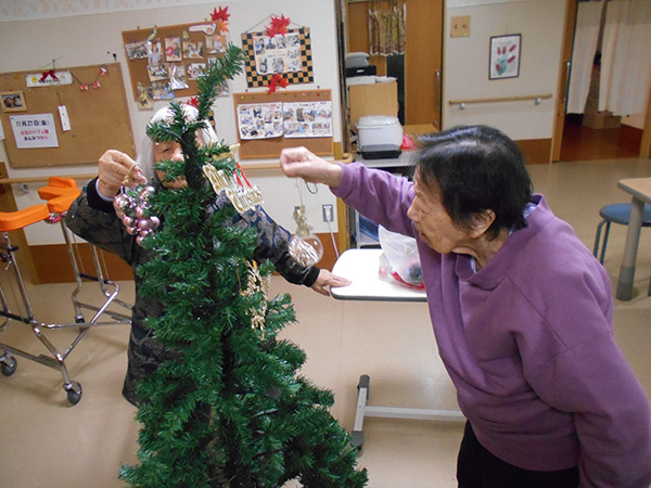 Xmasツリーの飾りつけをしました♪