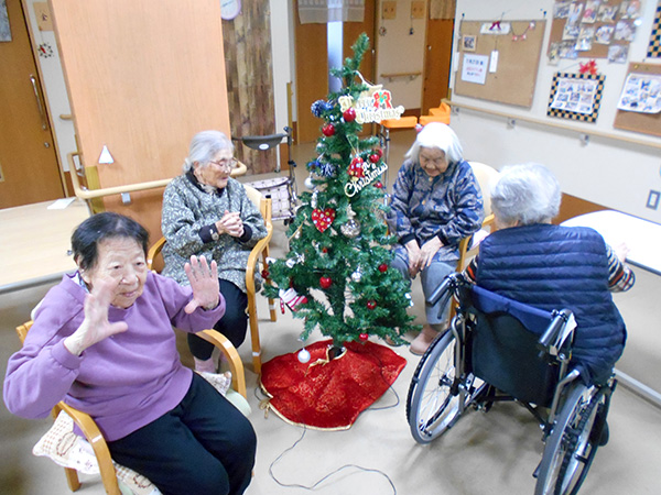 Xmasツリーの飾りつけをしました♪