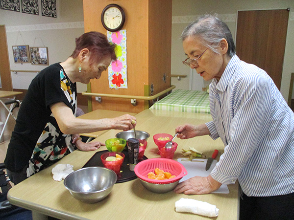 おやつレク　フルーツパフェを作ろう！