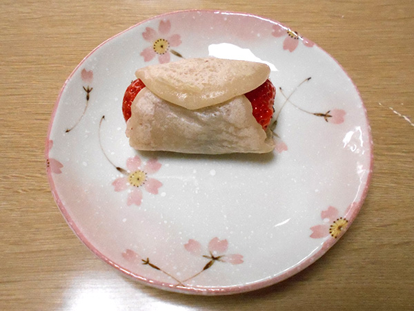 イチゴの桜餅作り